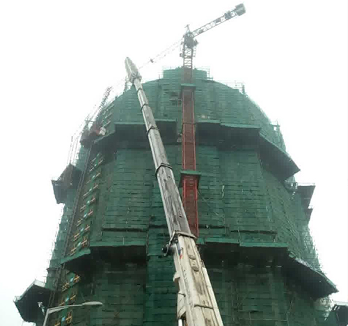 兴宾吊车在工地上作业